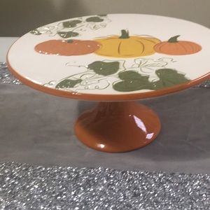 Adorable pedestal cake stand with pumpkins 🎃